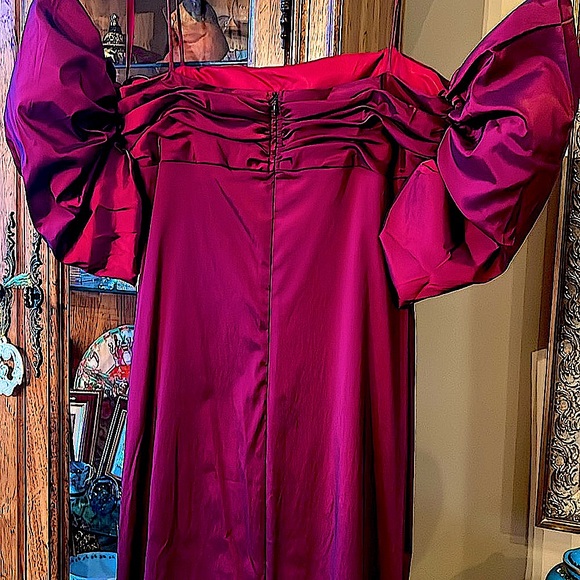 NWTStunningMaxiIssueNewYorkGownSpaghettiStrapsPuffedSleeves.Merlot.HeadTurnig.8 - Picture 8 of 17